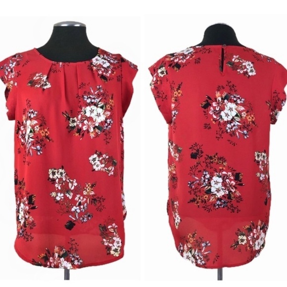 🚨Sweet Rain Red Floral Blouse with cap sleeves and pleated front. Size: Medium. - Picture 3 of 13